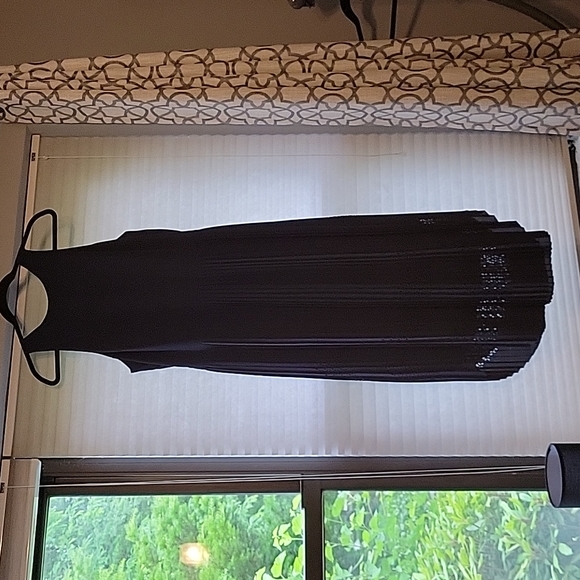 SOLD: Banana Republic Lazer-Cut Curved Hem Midi Dress in Navy Blue - Picture 3 of 10